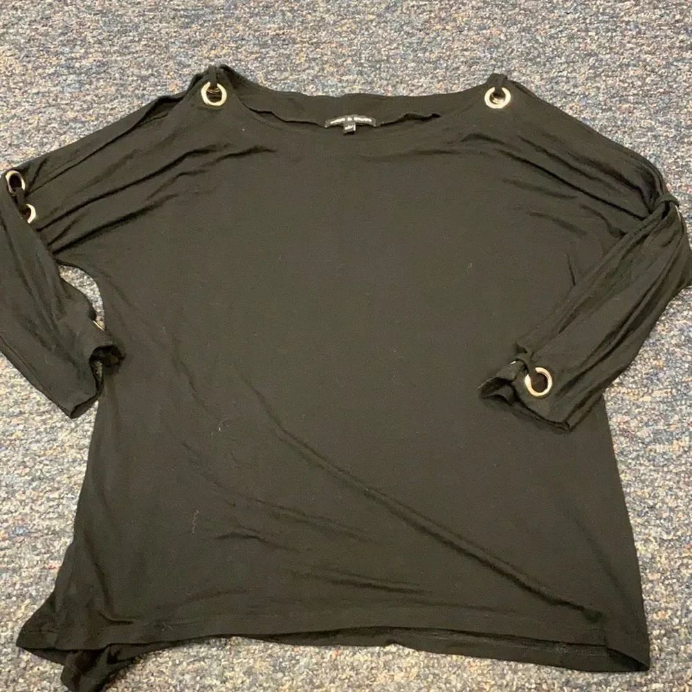 Cable & Gauge Cold shoulder top sz. L